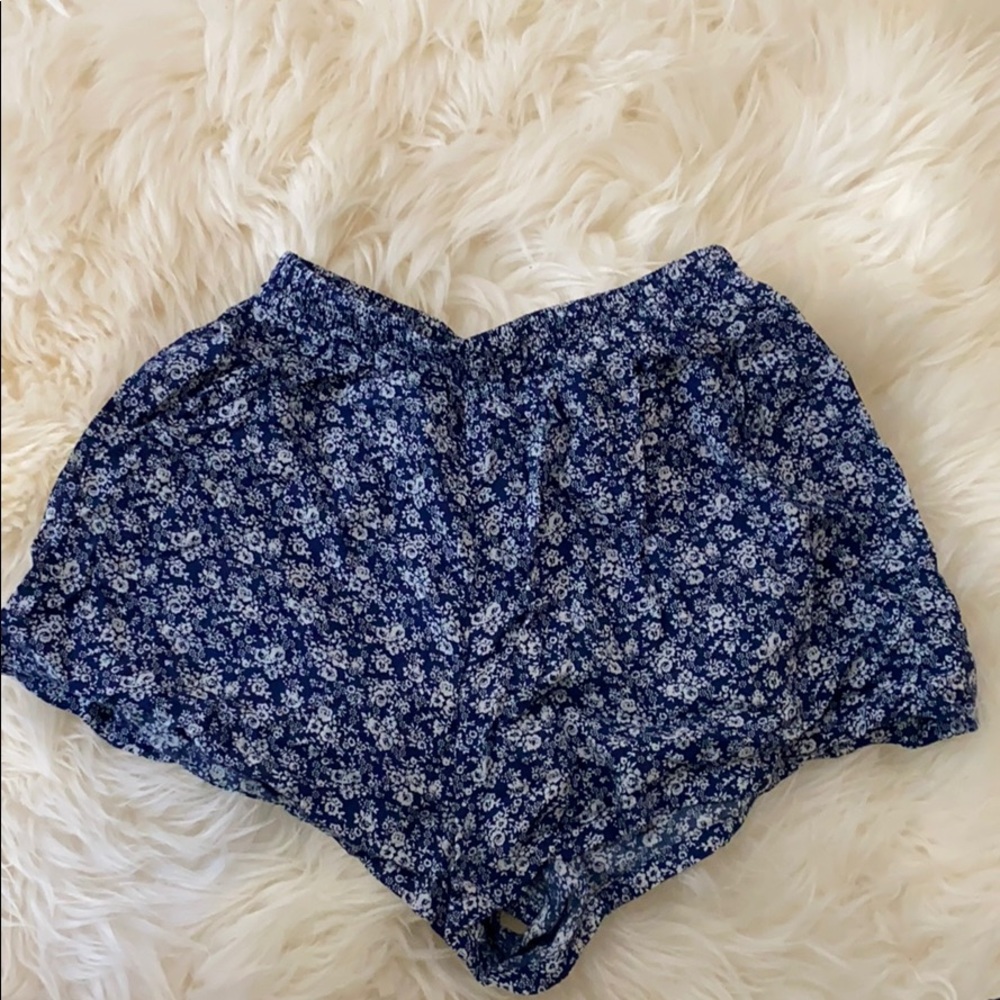 Floral shorts dark blue/white. Worn once.
